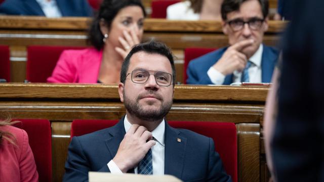 Pere Aragonès, presidente de la Generalitat de Cataluña, en el Parlament. Al fondo, Salvador Illa, del PSC.