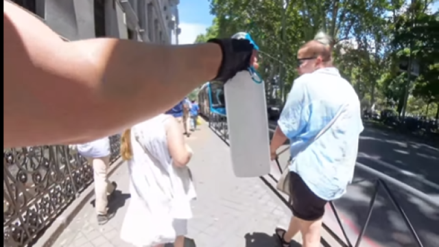 El 'justiciero' que pone a remojo a los carteristas del centro de Madrid: La gente lo valora y se echa unas risas