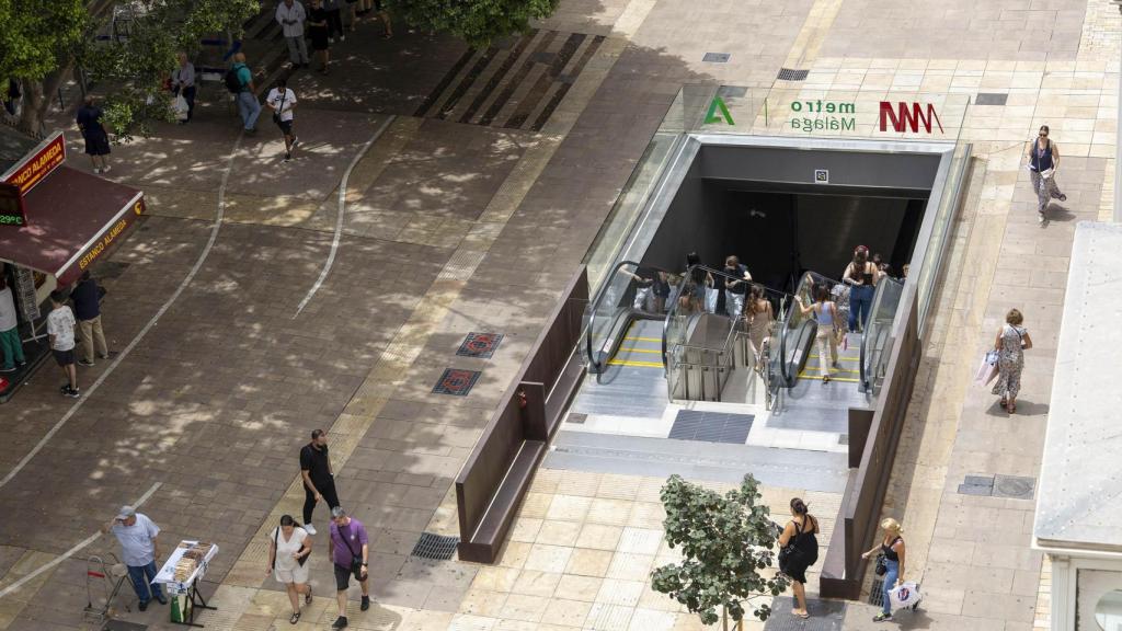 Vista del acceso a la estación del Metro de Málaga en la Alameda Principal.