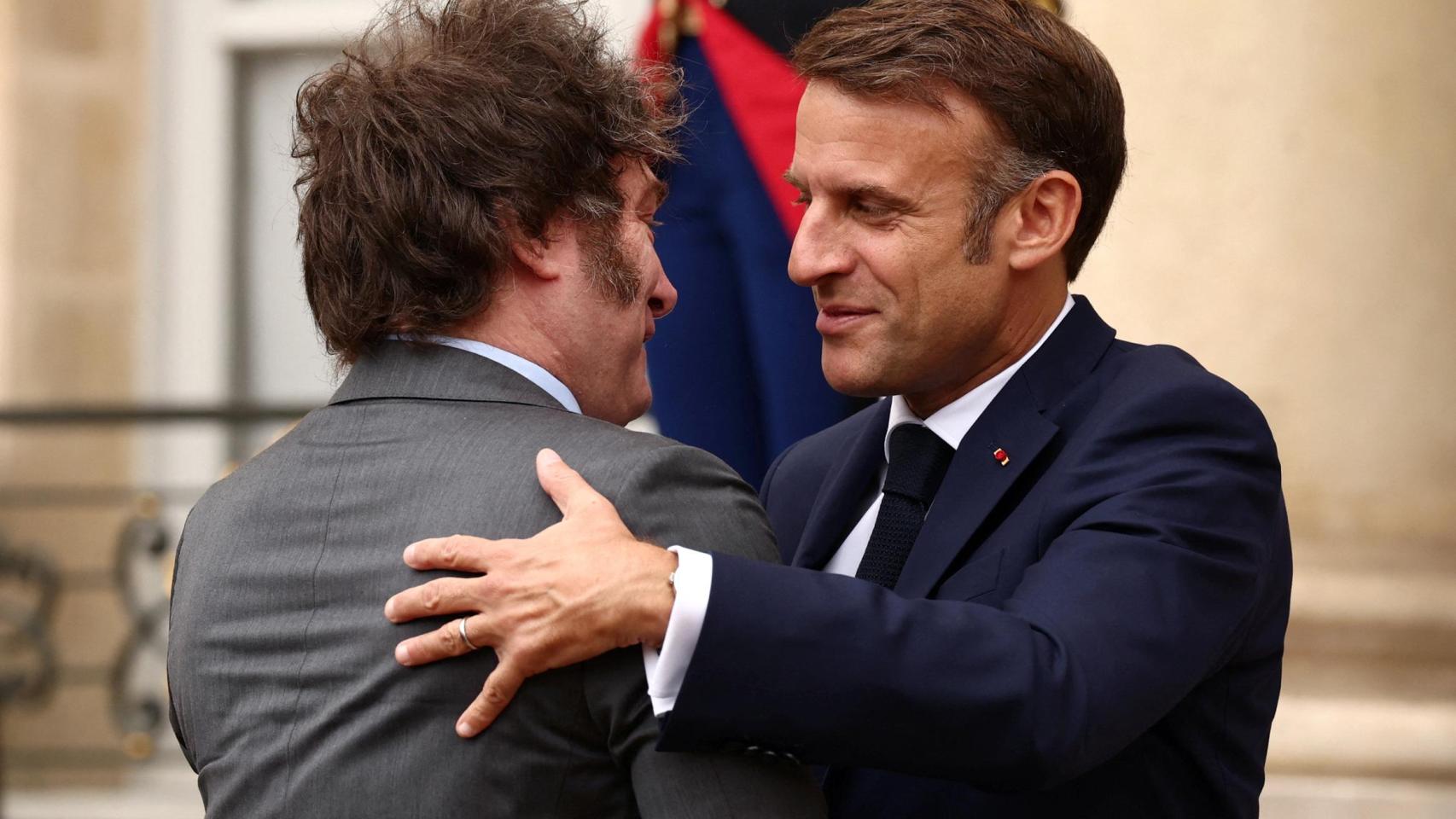Macron abrazando al presidente de Argentina, Javier Milei, en el Elíseo.