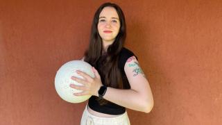 Amaya Núñez con el balón de fútbol Atalanta