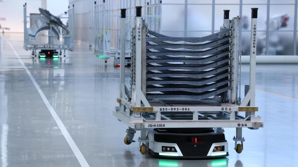 Robot AMR 100 de Xiaomi en su fábrica de Pekín (China)