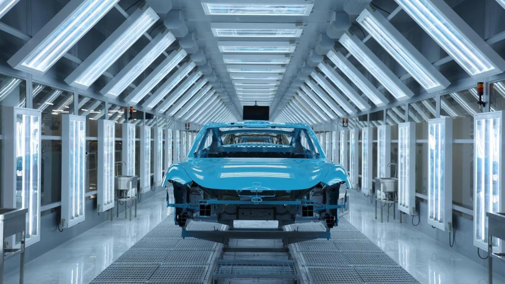 Inspección de la pintura del Su7 de Xiaomi en la fábrica de Pekín (China)