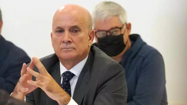 El exdirector de Seguridad de Adif, Andrés Cortabitarte. Detrás, el maquinista, Francisco Garzón.