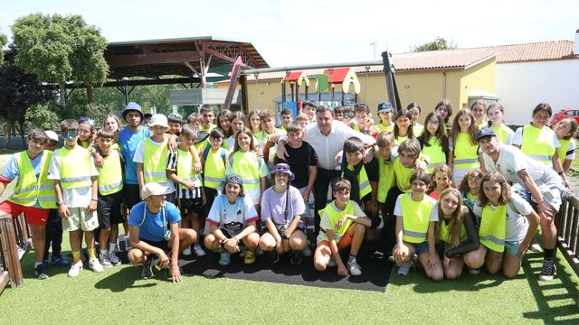 Foto de despedida de los campamentos deportivos de la Diputación.