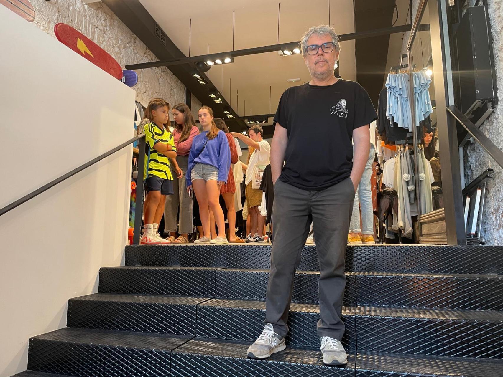 Iván Ferreiro, con una camiseta de Vazva hoy en la tienda de la calle Real.