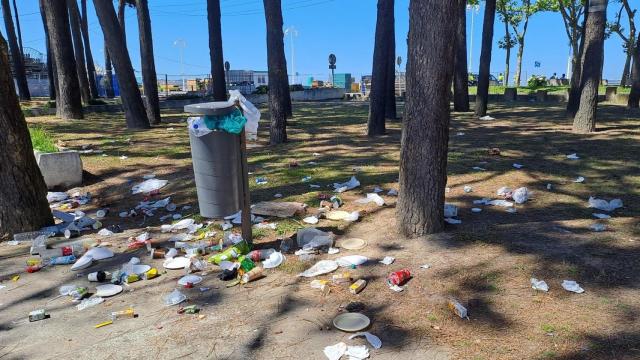 Basura esparcida por la zona de Samil.