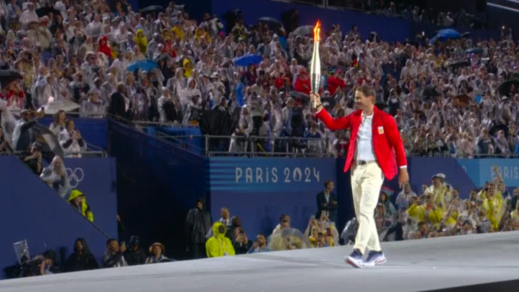 Nadal, con la antorcha olímpica en el Trocadero.