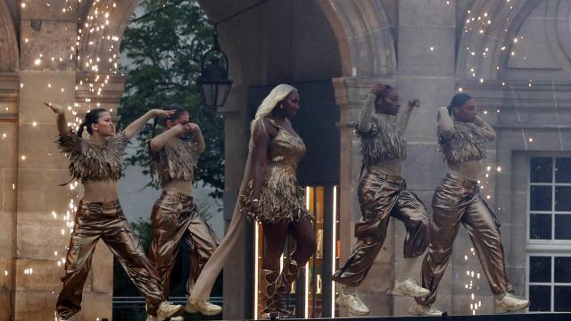 La cantante francesa Aya Nakamura, durante su actuación en la ceremonia inaugural de los JJOO de Francia.
