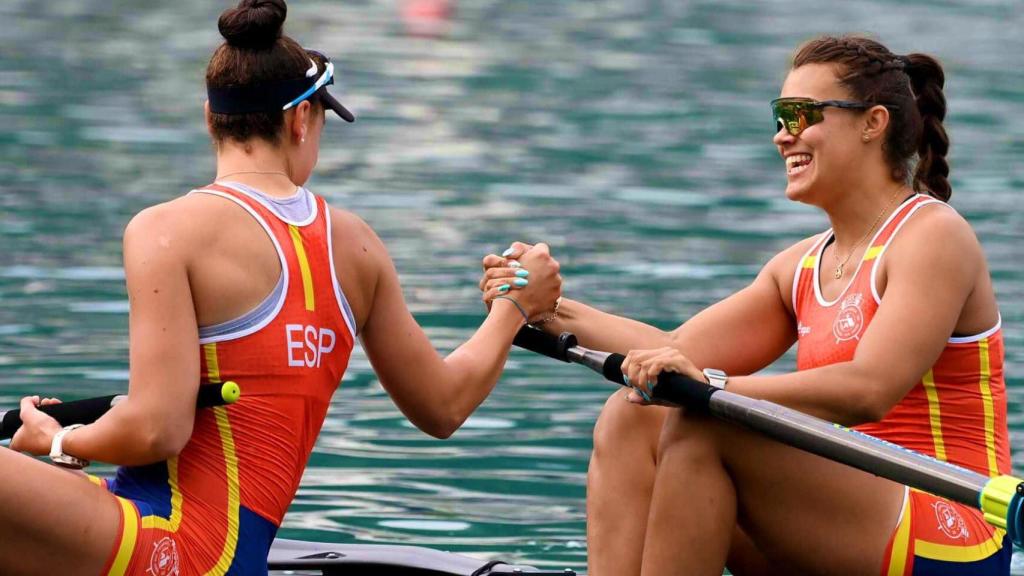Aina Cid y Esther Briz sobre el bote.