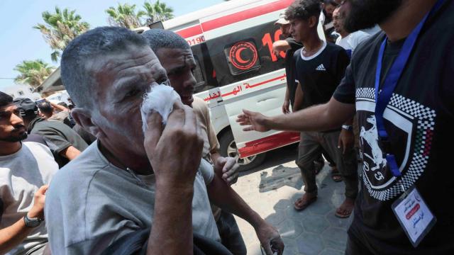 Un palestino herido se cubre el rostro en el Hospital de los Mártires de Al-Aqsa, tras un ataque israelí  en  Deir Al-Balah.