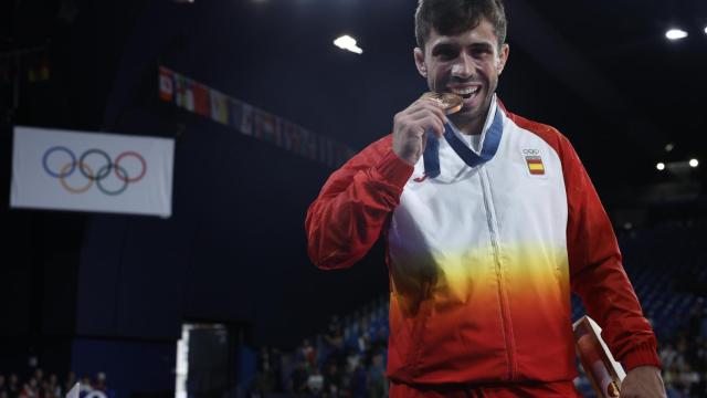 Fran Garrigós muerde la medalla de bronce obtenida en los Juegos Olímpicos.