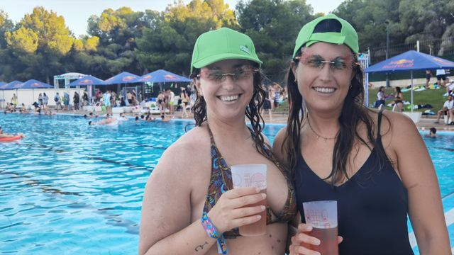 Las hermanas Ángela y Elena convierten el VIP Pool en punto de encuentro de las vacaciones.
