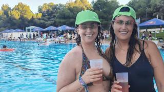 Las hermanas Ángela y Elena convierten el VIP Pool en punto de encuentro de las vacaciones.