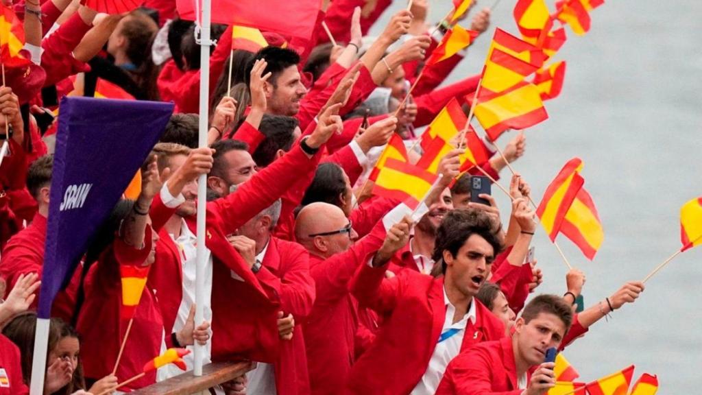 La delegación española en el río Sena durante la ceremonia inaugural de los Juegos Olímpicos París 2024.