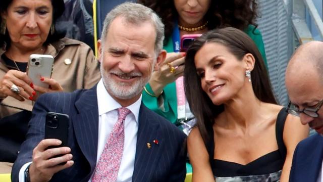 Felipe VI haciéndose un selfie con Letizia en la inauguración de los Juegos Olímpicos 2024.
