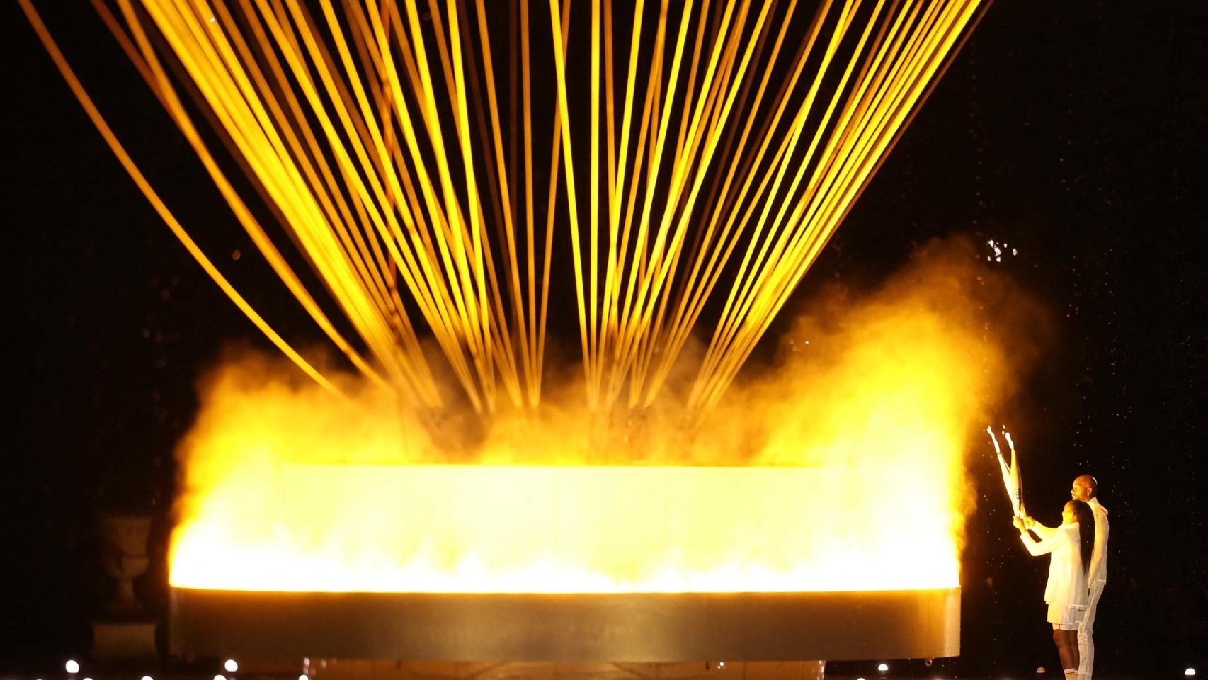 Momento del encendido del pebetero olímpico por parte de Teddy Riner y Marie-Jose Perec