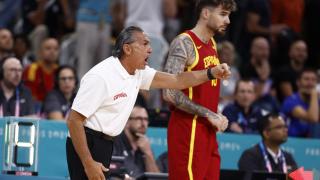 Sergio Scariolo da instrucciones con Juancho Hernangómez de fondo