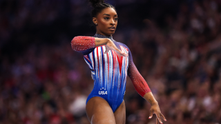Simone Biles compite durante las pruebas para el equipo olímpico de gimnasia de Estados Unidos (2024).