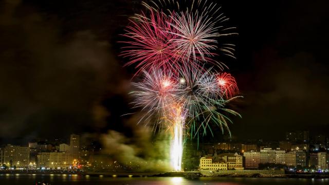 Fuegos artificiales de una Batalla Naval de las Fiestas de María Pita de A Coruña.
