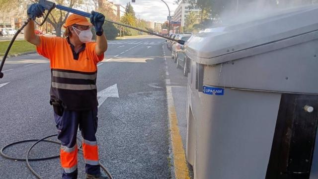 Un operario de Lipasam limpia un contenedor en una imagen de archivo.