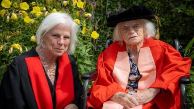 Rosemary Fowler con su hija Mary Fowler.