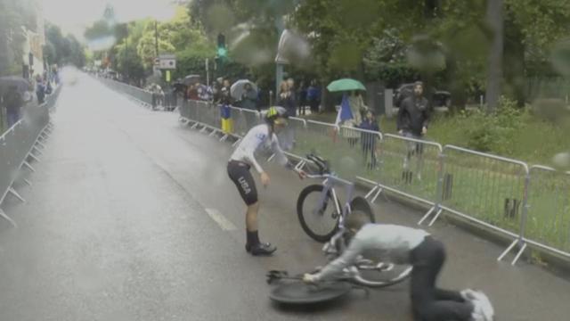 El asistente de Taylor Knibb se cae al suelo con la bicicleta de repuesto