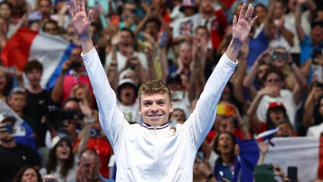 Léon Machand, con su medalla de oro en los 400 metros estilos de París 2024.