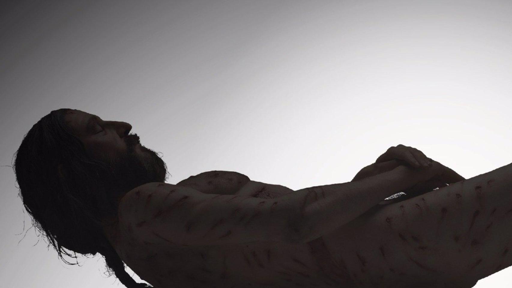 Imágenes del día: el cuerpo hiperrealista del hombre de la Sábana Santa llega a la Catedral de Sigüenza