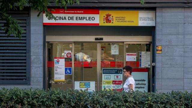 Una mujer pasa por delante de la oficina del SEPE.