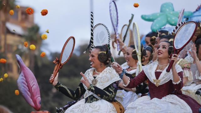 Asistentes a la celebración de la Batalla de Flores, este domingo en Valencia.