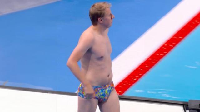 Un empleado de los JJOO sale a la piscina con bañador al rescate de un gorro hundido