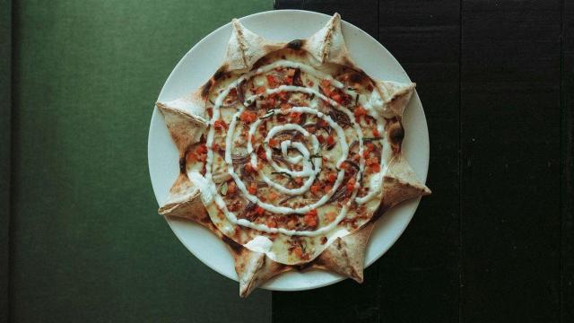 La pizza.