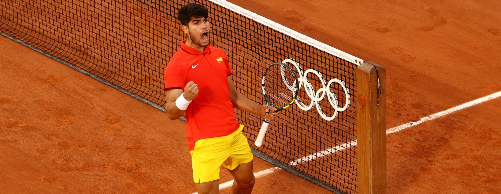 Carlos Alcaraz celebra su pase a los octavos de final de los Juegos.