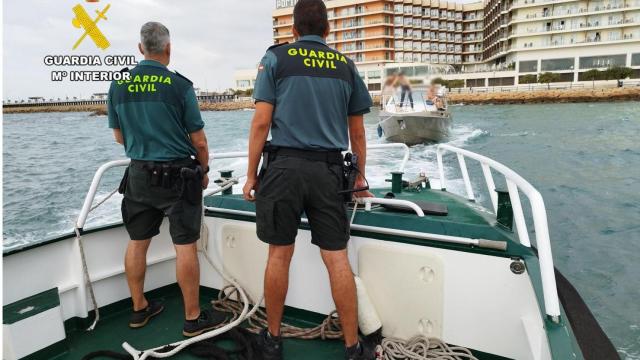 Imagen del rescate por parte de la Guardia civil.