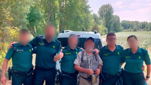 Imagen de la Guardia Civil junto a la persona rescatada