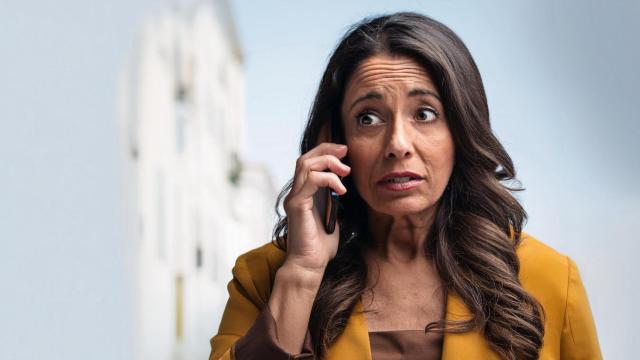 Un persona hablando por teléfono con expresión preocupada