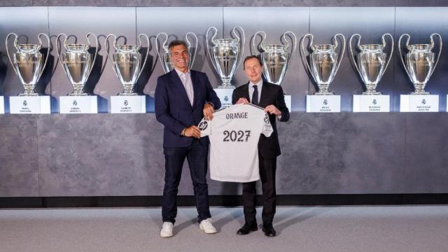 Germán López, director general de Operaciones de Masorange, y Emilio Butragueño, director de Relaciones Institucionales del Real Madrid, en la firma del acuerdo entre ambas empresas.