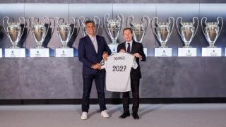 Germán López, director general de Operaciones de Masorange, y Emilio Butragueño, director de Relaciones Institucionales del Real Madrid, en la firma del acuerdo entre ambas empresas.