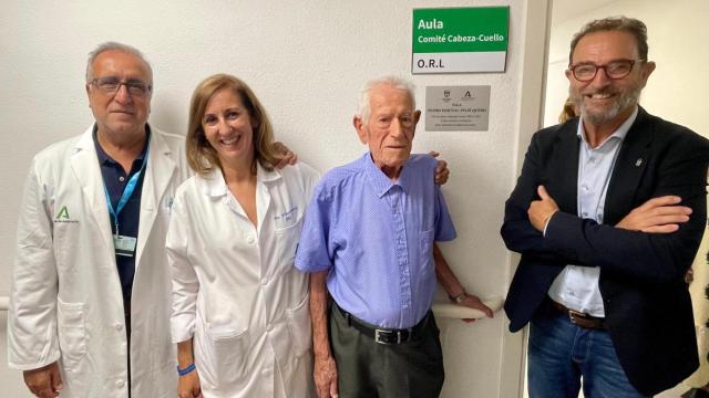 Pedro Pascual junto a la placa conmemorativa en su honor.