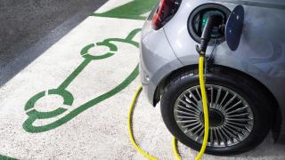 Coche eléctrico en un punto de recarga.