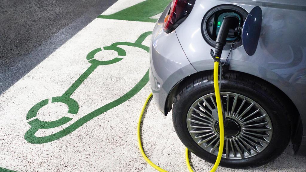 Coche eléctrico en un punto de recarga.