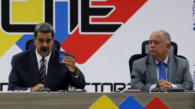 El presidente venezolano, Nicolás Maduro, y el director del Consejo Nacional Electoral, Elvis Amoroso, este lunes.