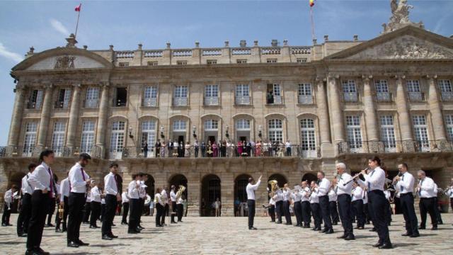 Las dos bandas tocando en la Praza do Obradoiro.