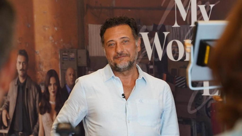 Yiğit Özşener en el photocall de la rueda de prensa de 'Una vida perfecta' en el Palacio Feriye de Estambul.