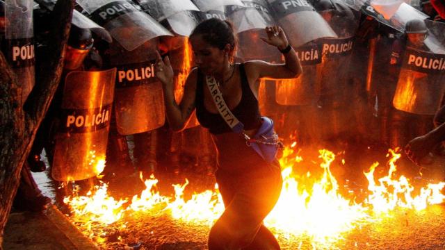 Tras el fraude electoral, en Venezuela comenzaron protestas como esta en Puerto La Cruz.