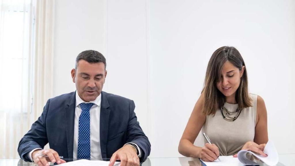 La concejala de Turismo, Eventos y Marca Ciudad, Blanca Jiménez, y el presidente del Cabildo de Lanzarote, Oswaldo Betancort.