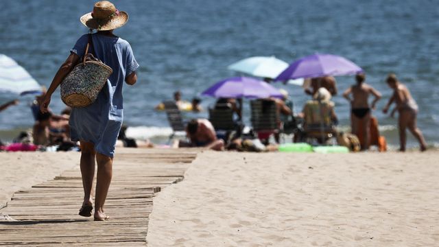 Turistas en una playa de Alicante, en una imagen de archivo.