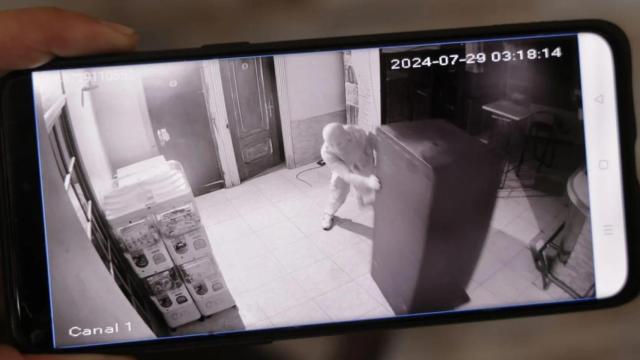 Los ladrones llevándose la máquina de tabaco de La Maña