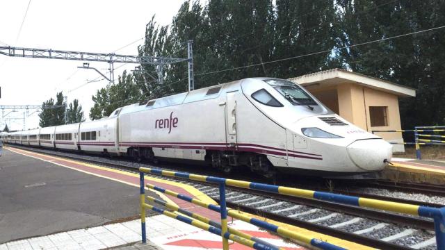 Tren que realizaba el trayecto Santander-Madrid, estacionado en Osorno (Palencia)
